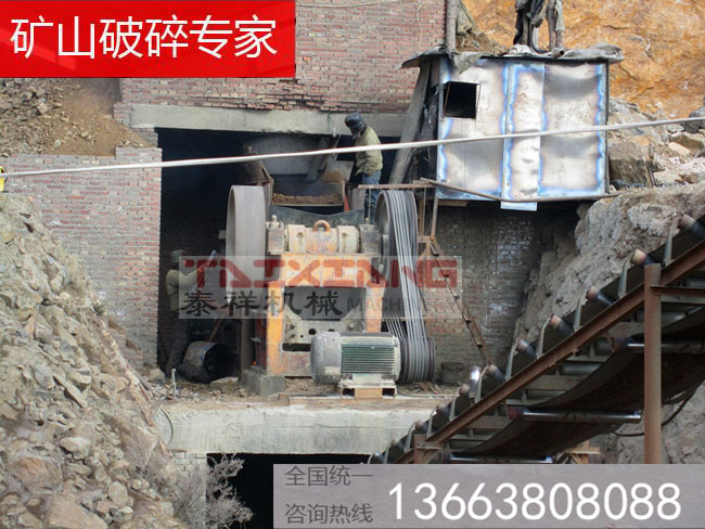 顎式破碎機(jī)使用現(xiàn)場(chǎng)